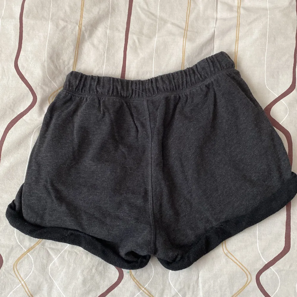 Jättefina och sköna shorts i storlek XS. Man kan använda de som pyjamas eller gå ut med dem. Köparen står för frakten ❤️. Shorts.