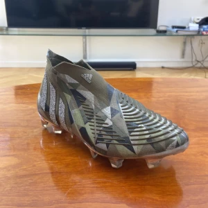 Adidas predator edge Crystal Limited Edition - Adidas predator Edge crystal Limited edition storlek 39,5. Jag har använt dom här 2 träningar. Nypris är 3499kr jag säljer för 1250kr