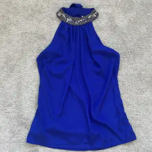Fin blå tröja i silkeliknande material från vero moda