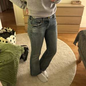 Säljer dessa sjukt snygga 7 For All Mankind jeans då de inte kommer till användning. Köpta av en tjej på Plick men var tyvärr korta för mig som är 175 cm. Jeansen är i st 27 men skulle säga att de motsvarar en 25-26 och längd 30. Skriv för fler bilder😻😻