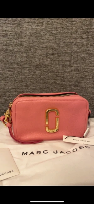 Marc Jacobs väska - Jättefin oandvänd Marc Jacobs väska utan defekter💞, Alla prislappar kvar köptes för 4099kr🙌🏼💞