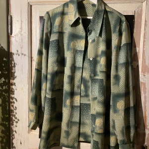 Skjorta  - Jättehäftig skjorta jag köpt secondhand, men används inte. Skicket är superbra. Finns ingen lapp men skulle uppskatta det till en m eller l, sitter väldigt oversized på mig som vanligtvis har s. 