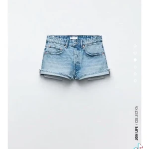 Zara shorts denim mid rise - Säljer mina zara shorts som köptes förra sommaren för 150kr styck. Dem är i superbra skick och köptes för 300kr. Köparen står för frakt!❤️