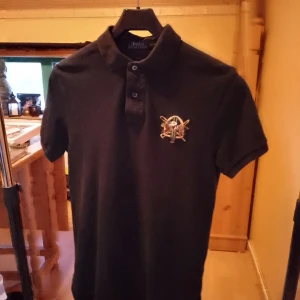 Ralph Lauren Polo  - Ralph Lauren Polo  Med stor häst broderat på vänstra bröstet, även  Polo inbroderat på högra armen  Tröjan är i Storlek S 