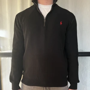 Ralph Lauren half zip  - Tjena, jag säljer nu min sjukt snygga half zip. Skicket är 7/10 och den passar M/L. Den är lite urtvättad (se bild 3). Nypris 2200kr! Hör av dig vid funderingar 😊