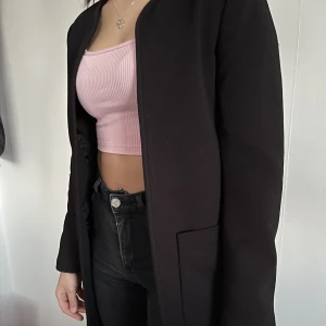 Kavaj/kappa - Säljer denna kavaj/kappa från H&M i storlek 32. Fint skick, säljer pågrund av för liten. 