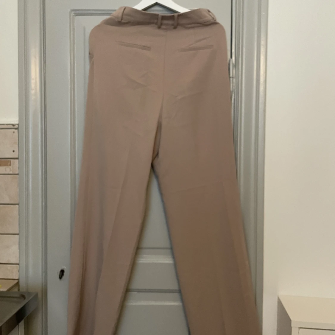 Beiga kostymbyxor från BikBok!  - 91