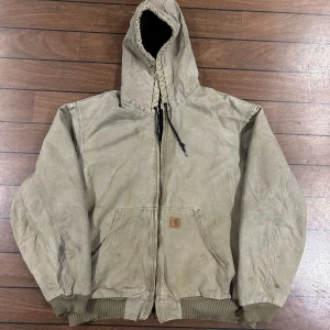 Carhartt Workwear Jacket - Snygg vintage Carhartt jacka i storlek L! Sjukt bra Cond på denna enda är att drag grejen till dragkedjan fattas där av lite lägre pris🙏 bara att skriva om du undrar över något🧦