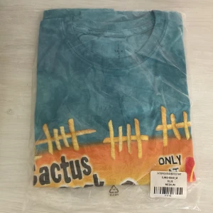 Travis Scott Cactus Jack T shirt McDonalds   - Oanvänd oöppnad storlek medium! Säljer för vill inte ha själv! Jäkligt nice färg i rökig tie dye 