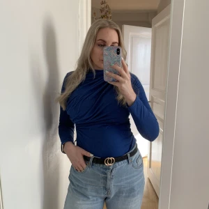 Blå tröja - Supersnygg blå tröja som tyvärr inte kommer till användning tillräckligt ofta. Storlek M. Endast använd 2 gånger så i superbra skick fortfarande. Mjukt och skönt tyg. 