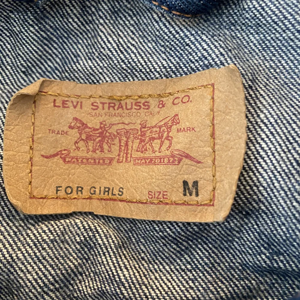 Skit snygg jeansjacka på Levi’s, storlen är M men skulle nog säga att den sitter mer som en S på mig som oftast bär kläder i S/36🥰. Jackor.