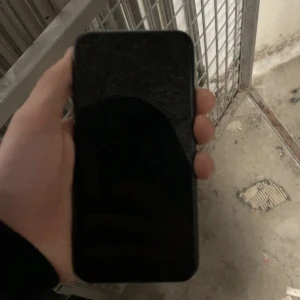 iPhone 11 pro - 84% batteri hälsa , liten spricka på kanten men ett skal får den se ut som ny, 64GB