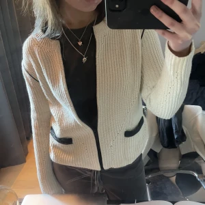 Stickad kofta - Kofta från Dagmar i storlek S, fint skick. Fraktar med postnords blåa påsar (79kr) och betalning sker via swish 