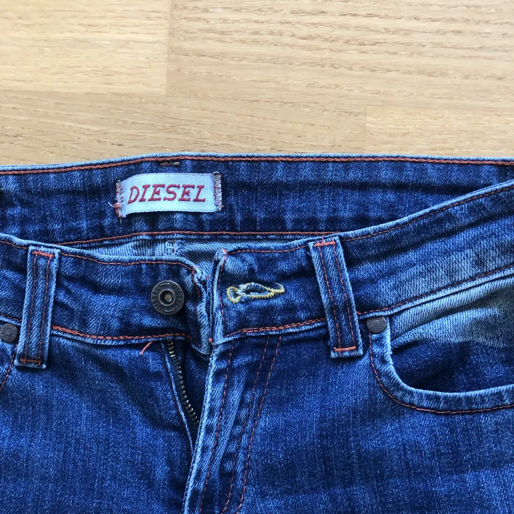 Lågmidjade vida jeans från diesel. Dom är lagade undertill men det är inget som syns när dom sitter på. . Jeans & Byxor.