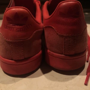 Skor  - Ett par super coola stans Smith i en snygg röd färg. (Bilderna är lånade) och det finns några tecken på att det ät använda men annars är det skit snygga❤️