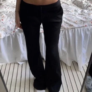 Lågmidjade kostymbyxor  - Säljer ett par super fina svarta lågmidjade kostymbyxor från Zara💗Bilderna är lånade eftersom att byxorna inte passade mig(köpte av en tjej på plick💗