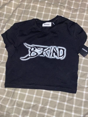 Svart croptop med tryck  - Cute croptop från weekday som passar med allt: 