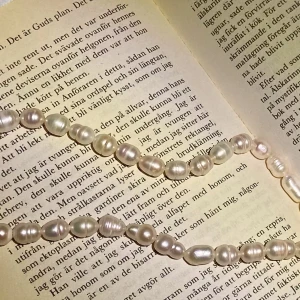 Halsband-sötvattenspärlor - Handgjort halsband av odlade sötvattens pärlor som kan tillverkas i diverse olika längder utefter önskemål! Frakt ingår i priset 💍🌸