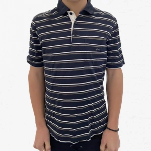 Randig pike  - Randig pike i märket Paul & shark. Denna piken kommer vara perfekt iochmed det somrigare vädret som börjar komma. Bra skick 7/10