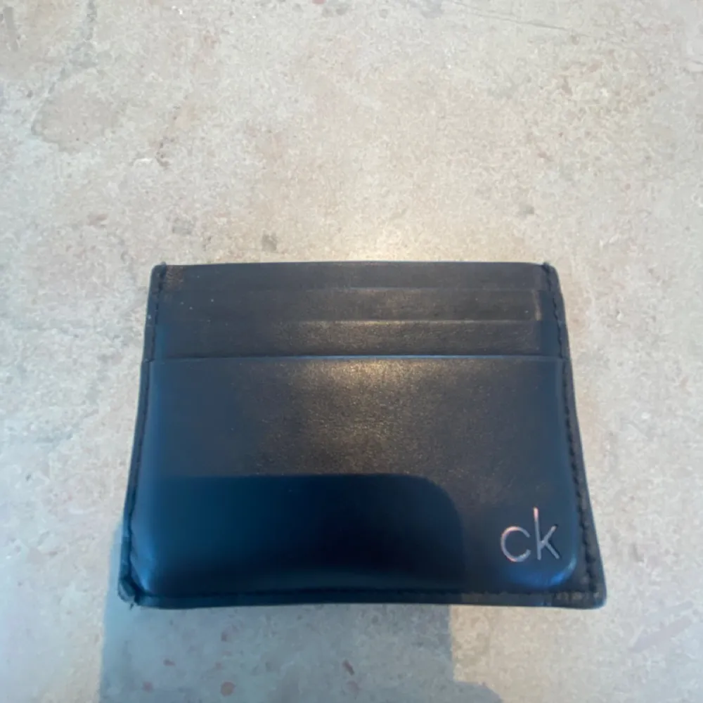 En helt vanig Calvin Klein plånbok. Använd runt 10 gånger. Skick 6.5/10.  Pris kan diskuteras vid snabb affär. Övrigt.