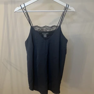 Blått linne från H&M - Superfint blått linne med spets från H&M i storlek 36. Fint använt skick!