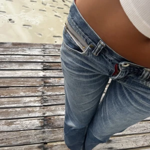 lågmidjade jeans - 85 midjemått LÅGT & 76cm innerbenslägd.   Lågmidjade jeans med massa coola detaljer⭐️ De har en mer grå ton än vad det ser ut på bilderna. Mittenbilden ger färgen mest rättvisa
