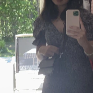 Sommar klänning  - En jätte söt sommarklänning från hm. Säljer en likadan som på bilderna då jag råkade köpa två. Storlek xs. Köparen står för frakt!