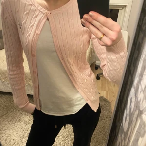 Ljusrosa gant kofta  - Säljer denna ljus rosa superfina koftan den gant som tyvärr har blivit för liten! 💕Köpt för ett bra tag sedan men använd få tal gånger så är i perfekt skick! Köpt för lite mer än en tusenlapp, men priset går att diskuteras då jag gärna vill ha den såld!❤️