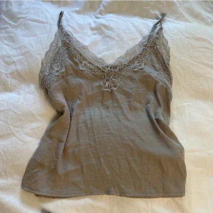 Satin pyjamas Linne och shorts - Satinpyjamas storlek S. Frakt tillkommer <3 kram