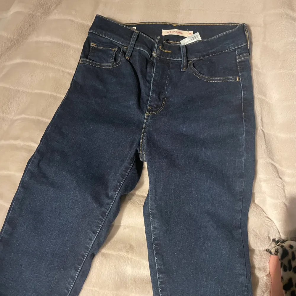 Marinblå Levis jeans i storlek 25  Väldigt fina och använd ett fåtal gånger! . Jeans & Byxor.