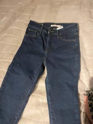 Marinblå Levis jeans i storlek 25  Väldigt fina och använd ett fåtal gånger! 