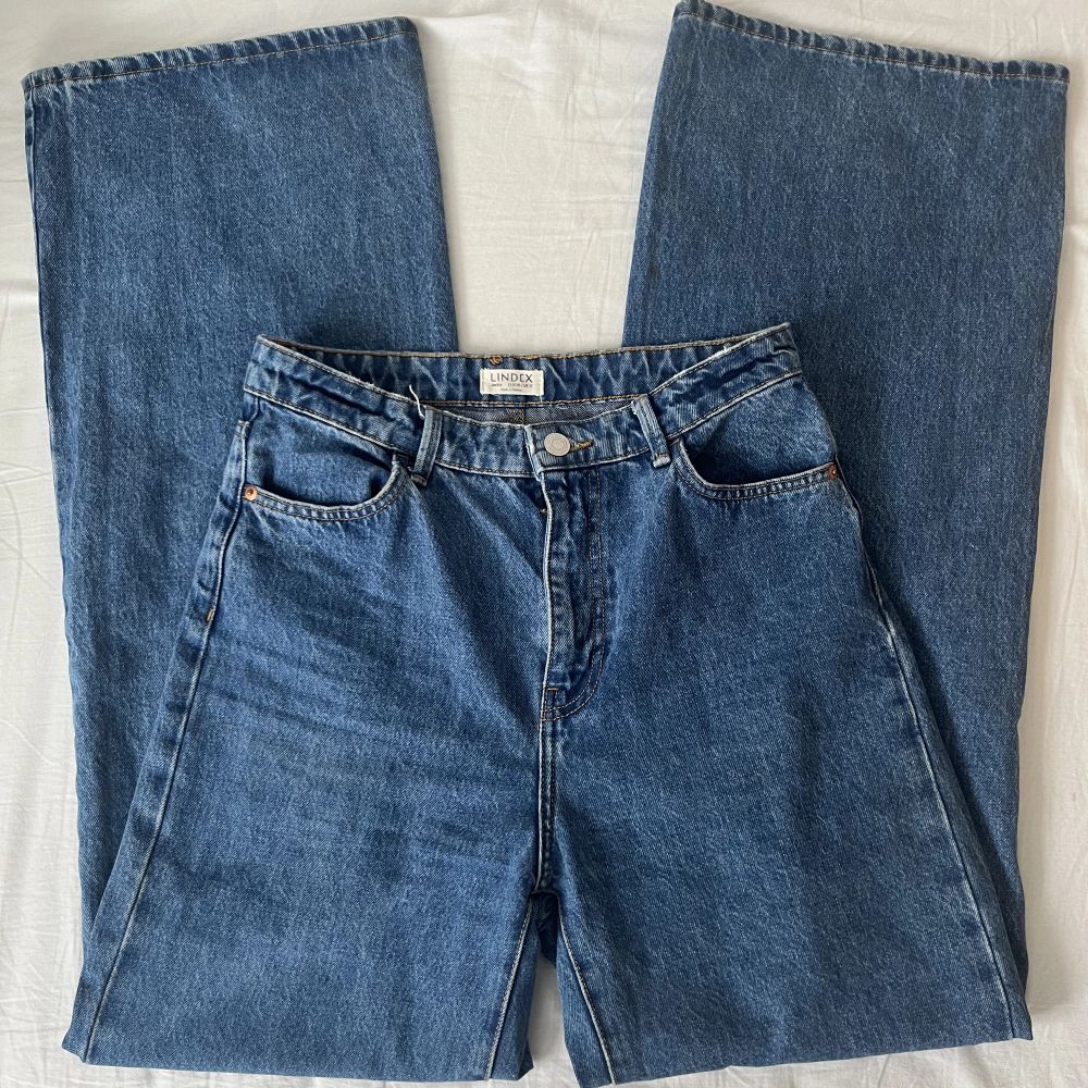 Jättesköna jeans i bra skick från Lindex, sitter löst och perfekta för lite längre personer då jag är 183cm och dem passar bra 💙 Storlek EUR 38/UK 12! Kan mötas upp i T-Centralen eller Gullmarsplan, köp via swish eller köp nu <3. Jeans & Byxor.