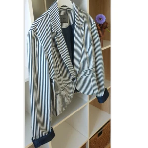 Ny Croppad randig blazer, S - Randig croppad kavaj i storlek S från Only.  97% bommul, 3% elastan.  Från armhålan till armhålan 45cm, längd 54cm. 