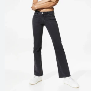 H&M low waste flare jeans  - Säljer jätte snygga Jens från h&m som e slutsålda.bra skick o inte Använt dom så mkt.dom e klippta vid fötterna då dom va för långa men passar perfekt på längden upp t 160cm❤️köpare står för frakt,jag står inte för postens fel.kontakta vid frågor ❤️