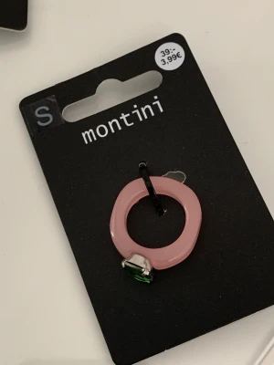 Rosa ring med grön diamant - Supergullig ring i rosa plast med grön sten. Helt oanvänd