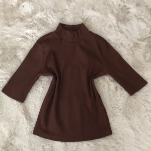 Ribstickad t-shirt - 🌸Fin ribstickad t-shirt i storlek S