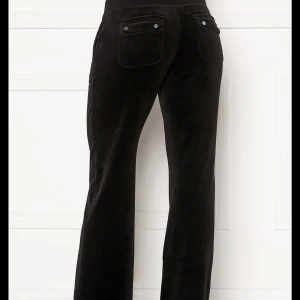 Juicy byxor - Säljer mina juicy byxor i stl. S. Dem är använda 4-5 gånger och har inga fel eller annat. Först till kvarn, skriv privat för egna bilder💕