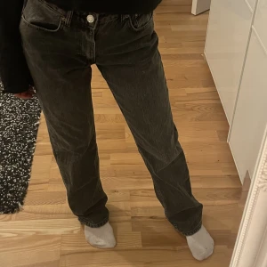 Jeans - Jeans från zara i modellen mid waist straight. Storlek 34 men är ganska stora i storleken o långa och passar upp mot en storlek M