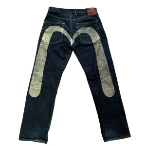 Evisu white daicock jeans - Cleanaste evisu daicock modellen på marknaden med skönt vintage skick. Står 30/35 i dem men skulle själv säga ish 32/32. Bara att skriva vid frågor eller funderingar #staytrue🙌