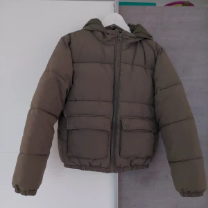 Olivgrön jacka - Olive grön jacka super fin, passar en xs,s,m endast använd 1 gång då dottern fick en the north face jacka istället, super varm 