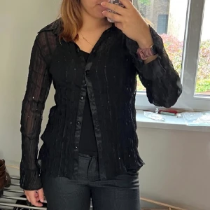 Svart skjorta - Säljer denna fina svarta genomskinliga glittriga skjorta som jag har köpt från humana. Skjortan är i fin sick. Storlek är inte angiven men passar mig som är storlek M. Pris kan diskuteras❤️