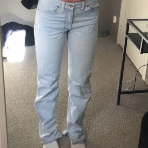 Ljusblå lee jeans - Ett par ljusblåa jeans från Lee. Köpt här på Plick, första bilden är lånad, fel storlek för mig. Klippt slits vid fötterna. Jättesnygga!🥰 Dragkedjan är lite sönder (saknar handtaget som man kan dra upp dragkedjan med), men den funkar ändå (se bild 3) <3