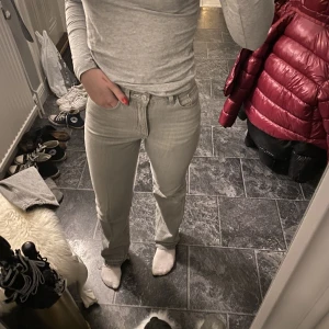 Weekday jeans - Säljer nu mina Weekday jeans ”voyage high straight jeans” i storlek 26/32 med slitningar ner till. Jag är 173 och dom är bra i längden på mig🫶🏻