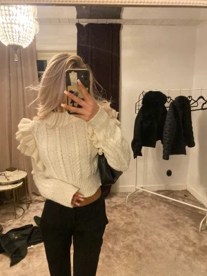 stickad tröja med volang  - tröjan är från gina i storlek xs 