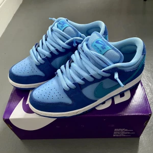 SB Dunk Low Blue Rasberry - Cond 8/10 eu41 us8, kvitto finns från SNKRS.  Kan mötas norrort i Sthlm eller Uppsala, eller skickas såklart! 