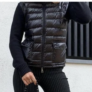 Moncler cardigan med dun - Intressekoll på min moncler cardigan. Sparsamt använt (har knappt använt den tyvärr). Självklart är den äkta, lappar kvar. Sista bilden är min. NFC koden funkar, mer bevis för äktighet. 