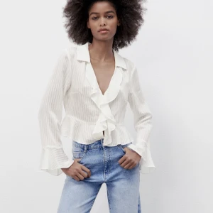 vit blus - jätte fin vit blus från zara❣️bra skick! nypris, 359kr