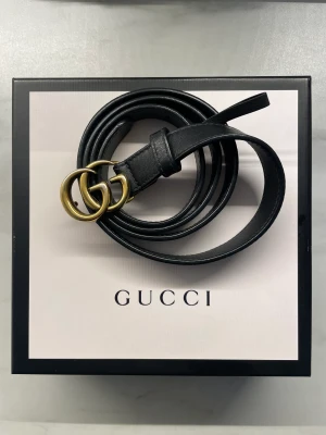 Äkta gucciskärp - Äkta gucciskärp inköpt i Milano 2020 för 4.000:-. Väldigt sparsamt använt, 2 st extra hål gjorda då det var lite långt. Storlek 75 men passar nu även 65. Låda ingår, dessvärre inget kvitto då det var present men serienummer om äkta finns på.