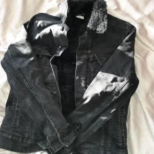 Svart jacka  - Haft den länge, säljer den pga den passar inte mig längre. 