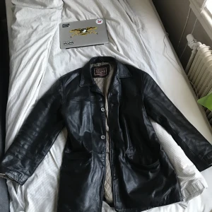 Marlboro skinnjacka - En fet skinnjacka i galen kvalite. Lätt fodrad, äkta skinn. Fattas en knapp (den ligger i fickan.) XXL, jag är 190cm